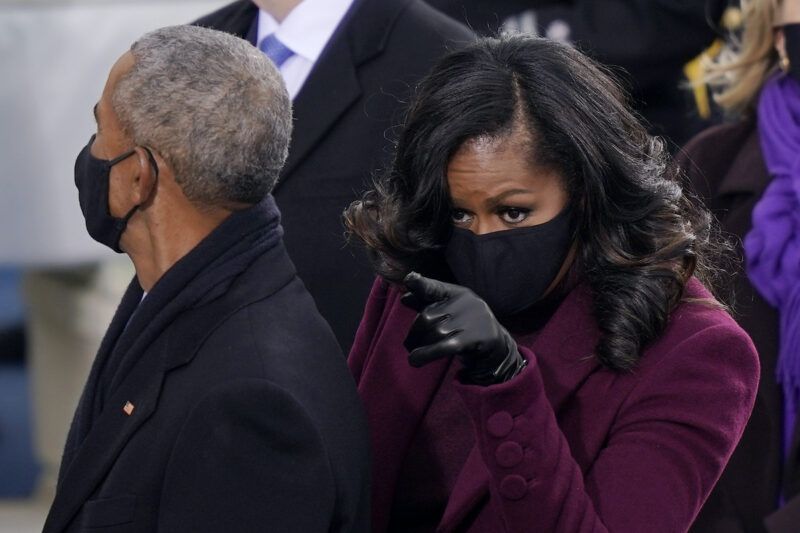 Barack Obama vedľa ukazujúcej Michelle Obamovej
