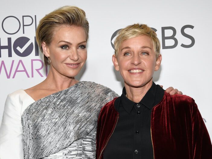 Ellen DeGeneres v červenom saku s Portiou de Rossi v bielych šatách
