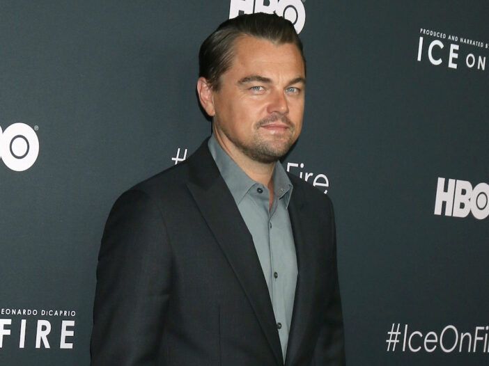 Leonardo DiCaprio u sivom odijelu