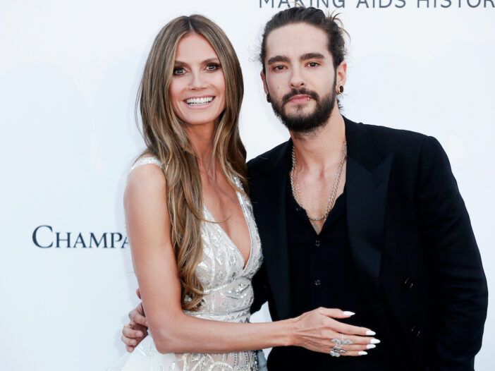 Heidi Klum šypsosi balta suknele su vyru Tomu Kaulitzu