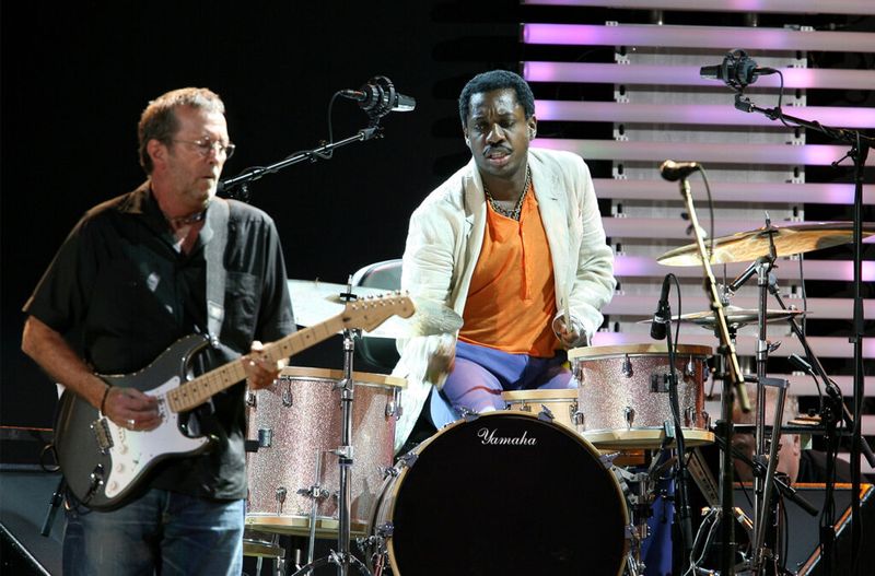 Steve Jordan mängib laval trumme koos Eric Claptoniga.
