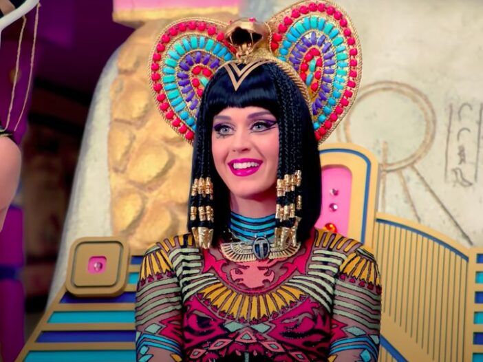 pilt Katy Perryst naeratavas värvilises Egiptusest inspireeritud kostüümis Dark Horse