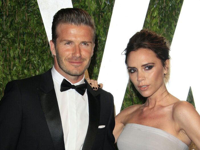 David Beckham con esmoquin y Victoria Beckham con vestido blanco