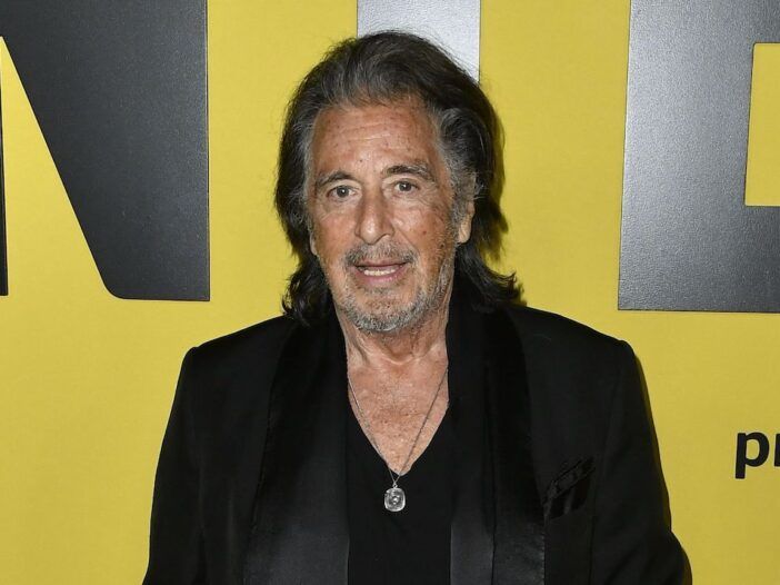 Al Pacino i svart kappa och skjorta