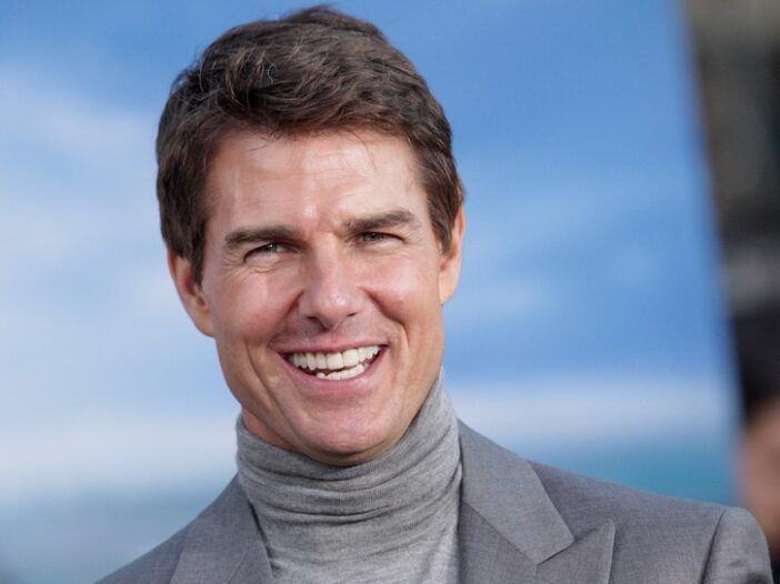 Nærbilde av Tom Cruise i en grå turtleneck