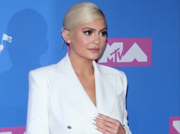 Kylie Jenner con vestido blanco en los MTV Music Awards 2018