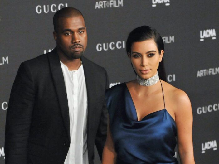 Kim Kardashian sinises kleidis ja Kanye West ülikonnas