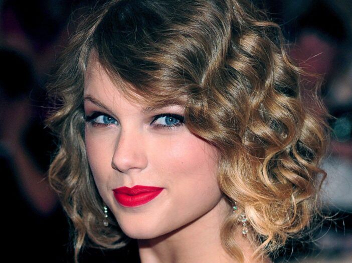 Taylor Swift pitää kiharat, vaaleat hiukset ylhäällä ollessaan matkalla gaalaan