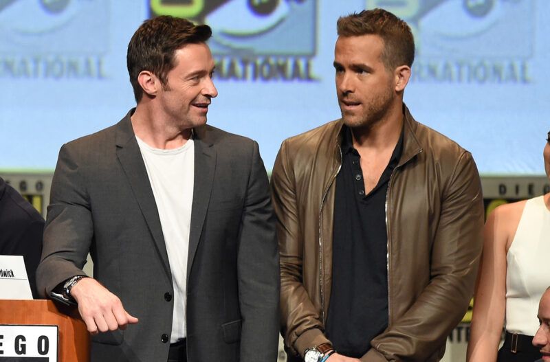 Hugh Jackman kaster skygge på Ryan Reynolds (igjen) mens han berømmer Blake Lively