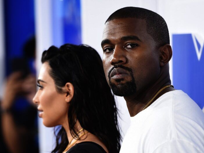 Kanye West on ärritunud ja vaatab kaugusesse ning Kim Kardashian taustal vaatab kaameraid hiljutisel punasel vaibal toimunud üritusel.