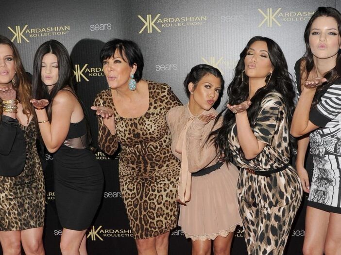 Õed Kardashian/Jenner seisavad koos Kris Jenneriga punasel vaibal