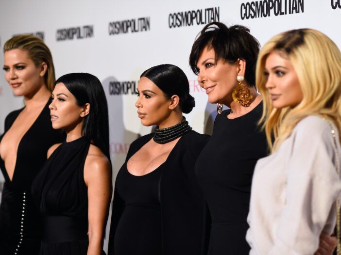 Khloe, Kourtney y Kim Kardashian de pie con Kris y Kylie Jenner