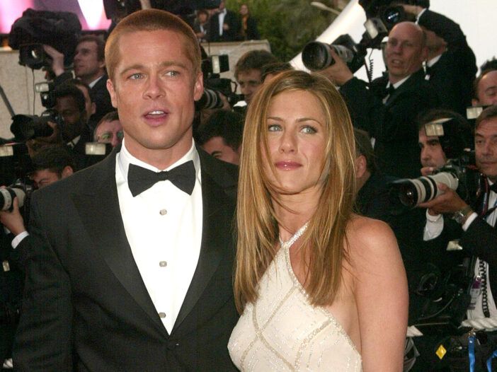 Brad Pitt a la izquierda, de pie con Jennifer Aniston, mientras estaban casados.