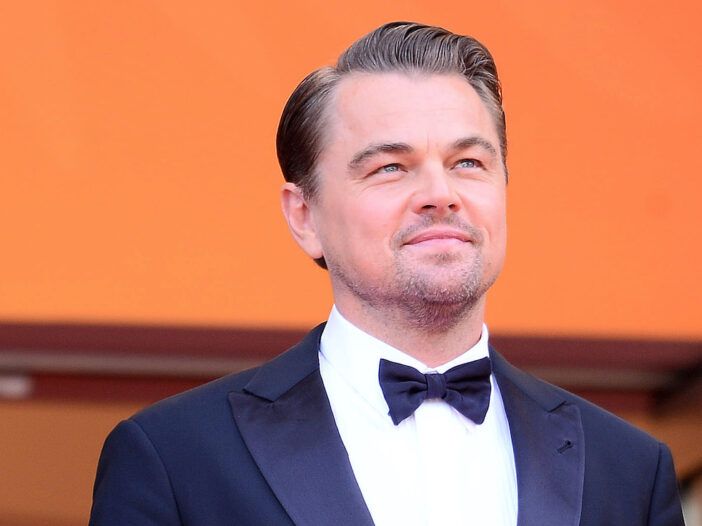 Leonardo DiCaprio sonriendo con esmoquin