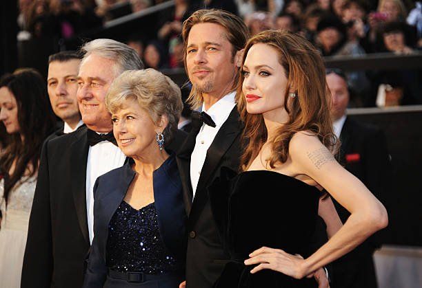 Brad Pitt, pappa William Alvin Pitt, mamma Jane Pitt och skådespelerskan Angelina Jolie anländer till den 84:e