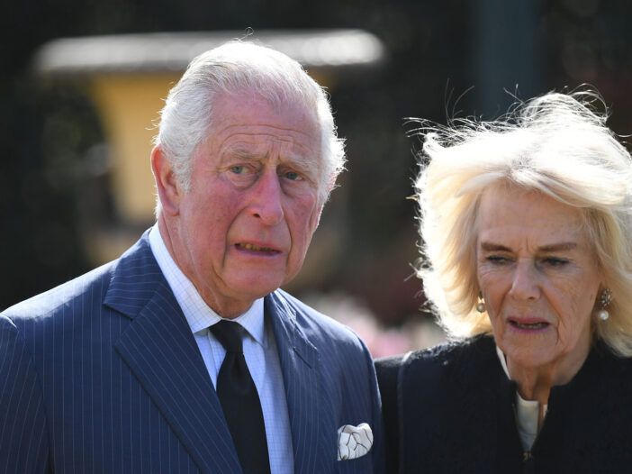 El príncipe Carlos y Camilla Parker Bowles lucen angustiados.