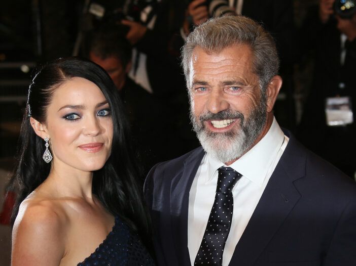 Mel Gibson a la derecha, de pie con su novia Rosalind Ross