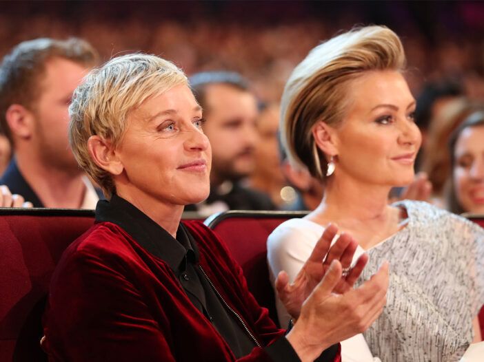 Ellen DeGerenes sitter i et publikum på et prisutdeling ved siden av Portia De Rossi