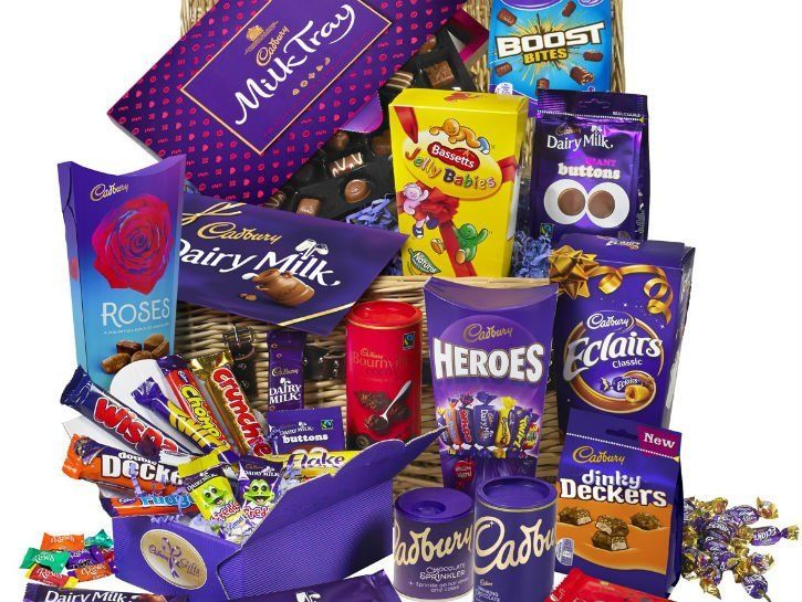 Stort sortiment av Cadbury-godis i presentkorg.