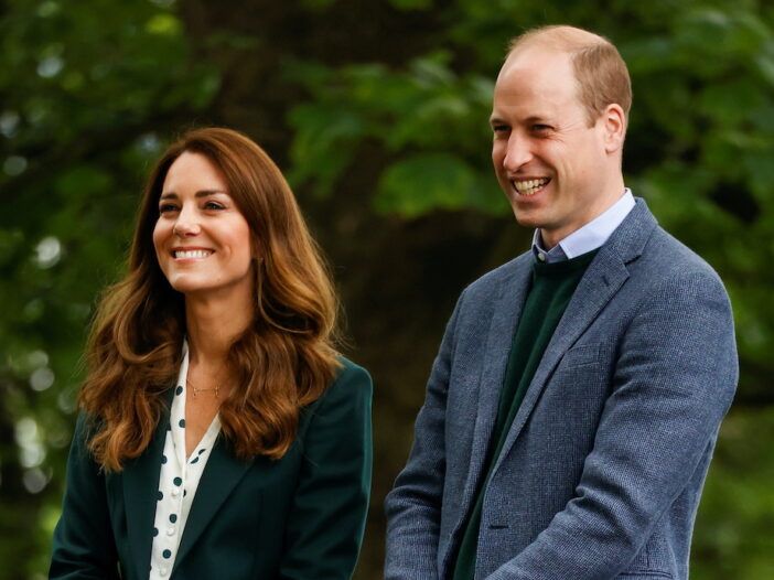 Kate Middleton i en grønn cardigan med prins William i en grå jakke