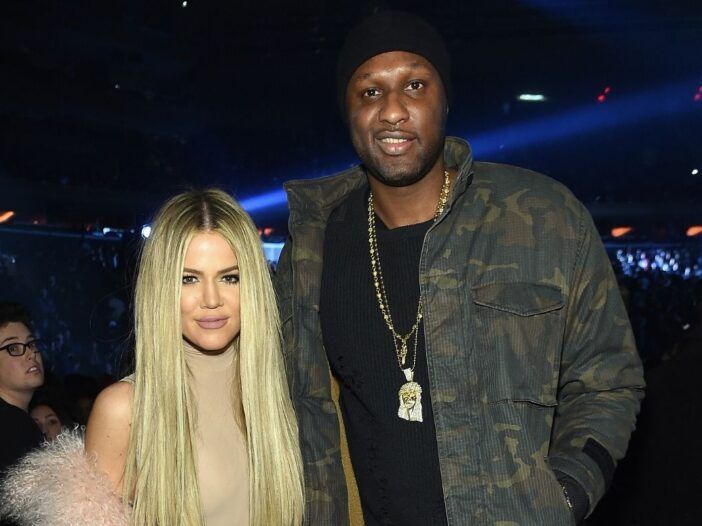 Khloe Kardashian smilškrāsas topā stāv kopā ar Lamaru Odomu, kurš