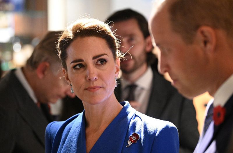 Kate Middleton mirando al Príncipe William en primer plano