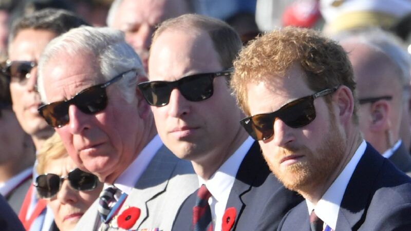 El príncipe Carlos, William y Harry usan trajes oscuros y anteojos de sol durante un evento real