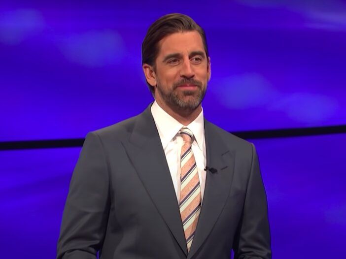 ekrano kopija, kurioje Aaronas Rodgersas veda „Jeopardy“!