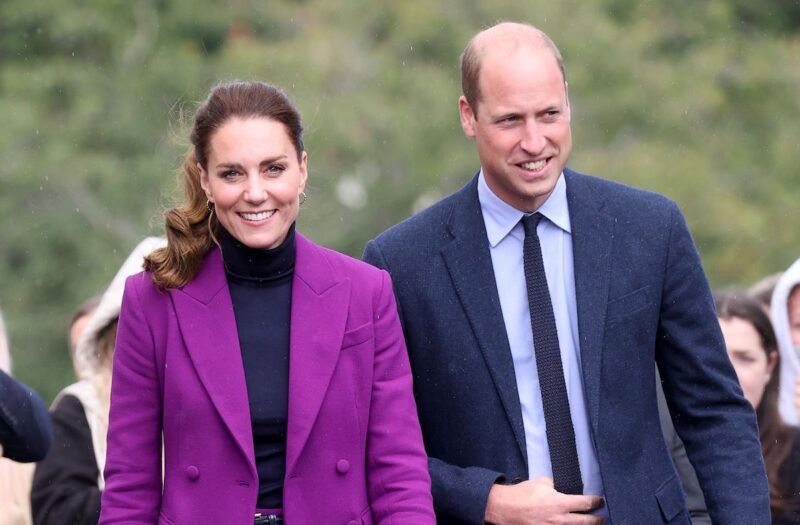 Prințul William într-un costum albastru cu Kate Middleton într-o jachetă violet