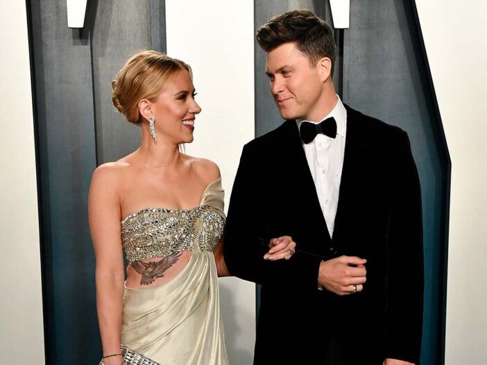 Scarlett Johansson in Colin Jost s sklenjenimi rokami