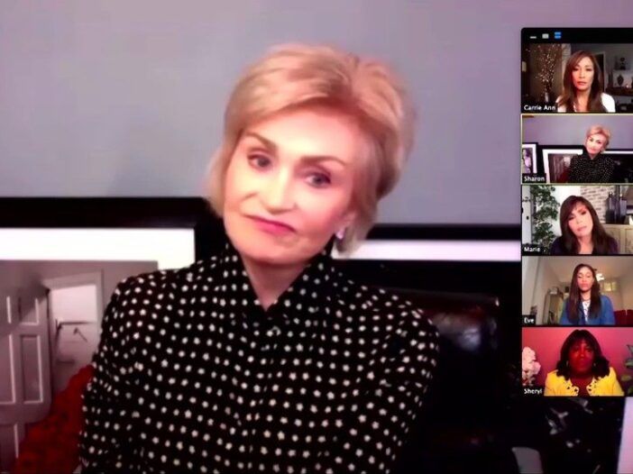 stillbild från ett avsnitt av The Talk hemma med Sharon Osbourne i en svartvit klänning