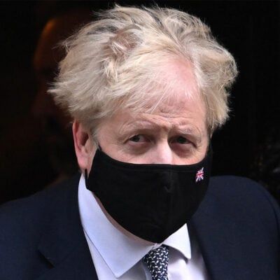 Lähivõte Boris Johnsonist, kes kannab maski