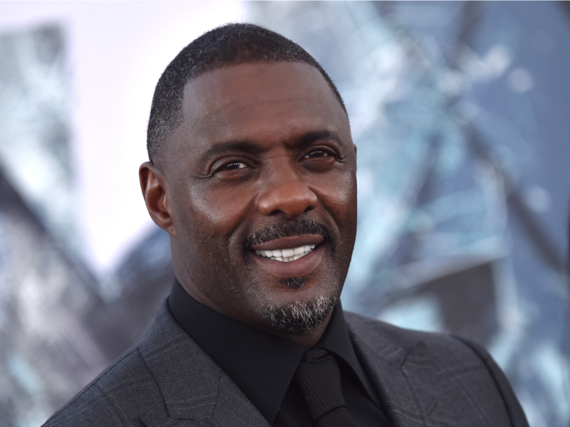 Idris Elba na červenom koberci v elegantnom čiernom obleku