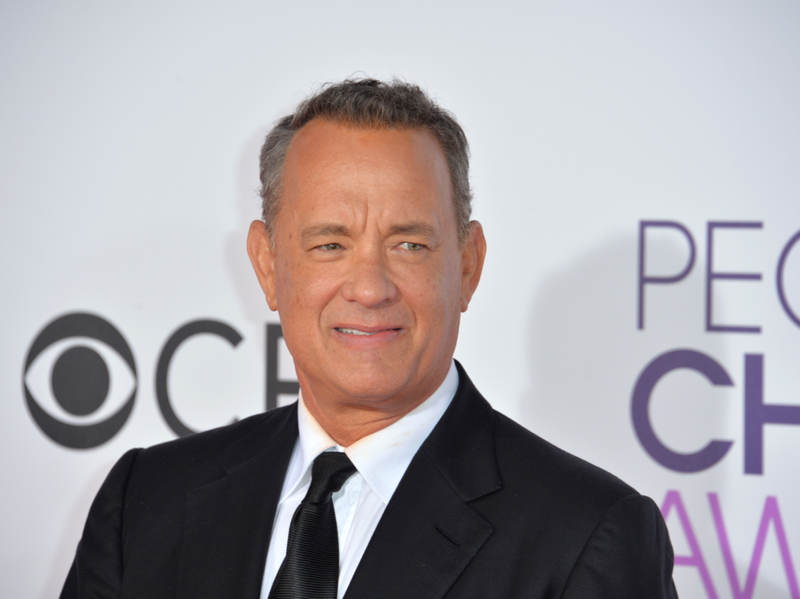 Tom Hanks v elegantnom čiernom obleku