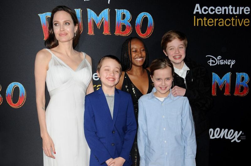 Angelina Jolie, con un vestido blanco, posa con sus hijos Knox, Zahara, Vivienne y Shiloh