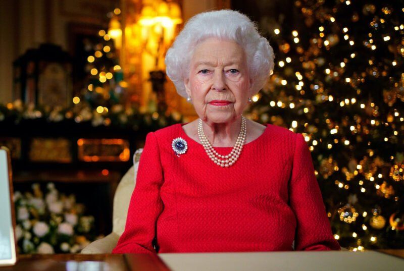 Royal Gossip säger att drottning Elizabeth påstås ha skickat en sträng varning till kungafamiljen med juladress