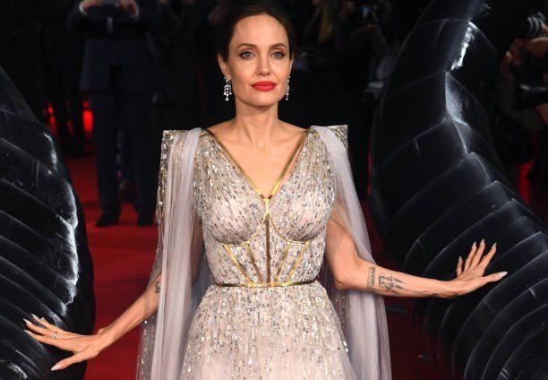 ¿Angelina Jolie tiene una serie de conexiones casuales con mujeres?