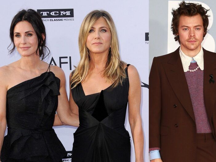 Fotos de lado a lado: Courteney Cox y Jennifer Aniston juntas con vestidos negros a la izquierda y Harry Styles con un traje granate a la derecha.