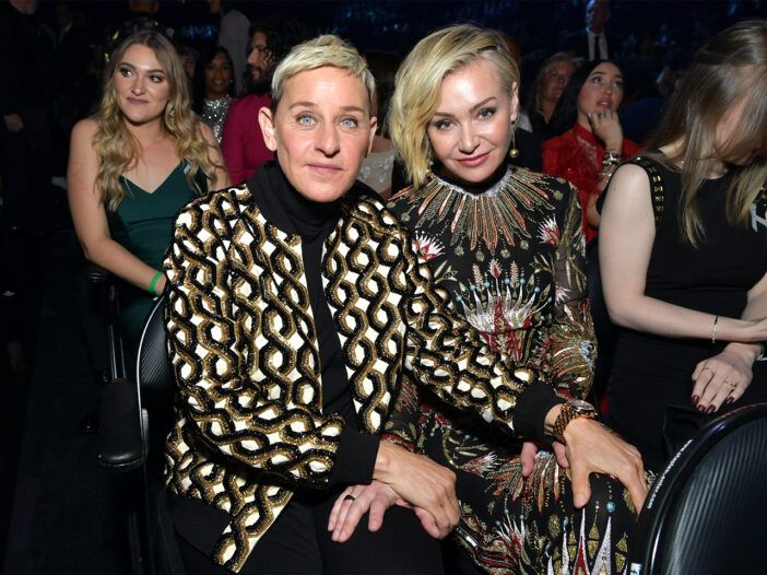 Sağda Ellen Degeneres, Portia de Rossi ile oturuyor.