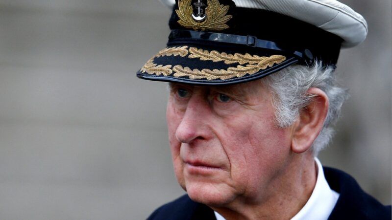 Prinz Charles trägt im Freien eine Militäruniform