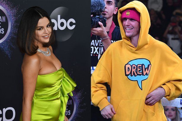 Fotos de lado a lado de Selena Gomez con un vestido verde y Justin Bieber con una sudadera con capucha amarilla de Drew