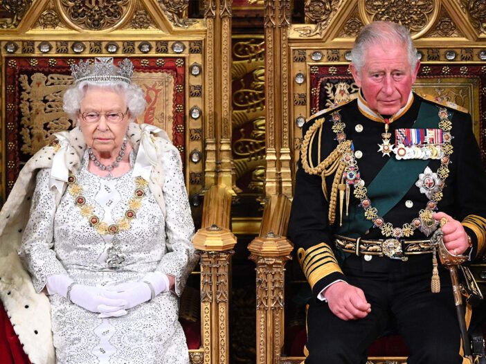 Dronning Elizabeth sitter ved siden av prins Charles på troner i House of Lords.