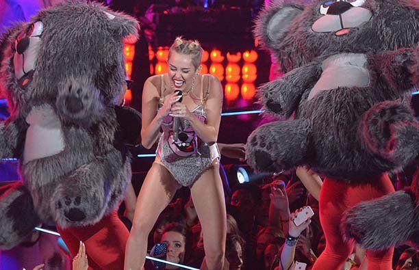 Revisando la infame actuación de Miley Cyrus en los MTV VMA 2013: cómo se siente realmente al respecto