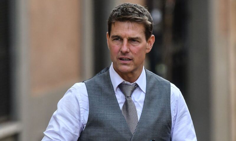 Tom Cruise i hvit skjorte og grå vest