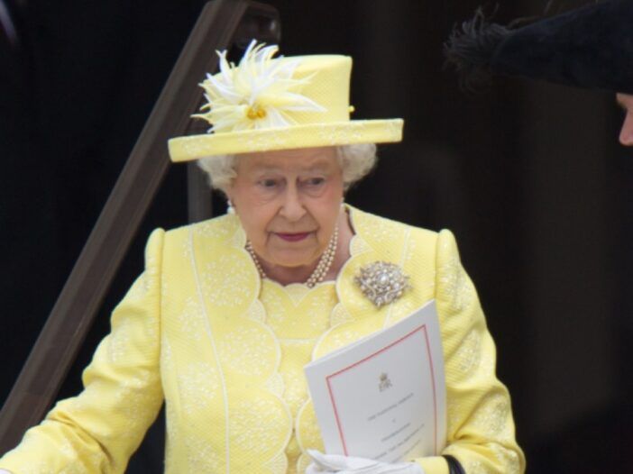 تقرير: الملكة إليزابيث تخفي الكأس المقدسة ، تابوت العهد خلف أسوار القصر