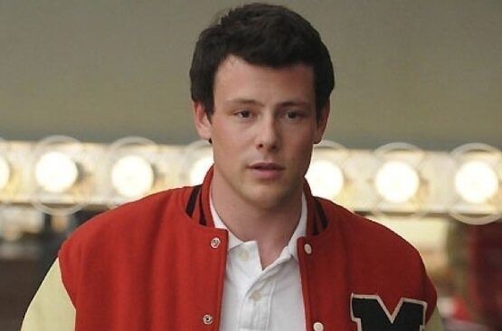Captura de pantalla de Cory Monteith como Finn Hudson usando una chaqueta de letterman en Glee