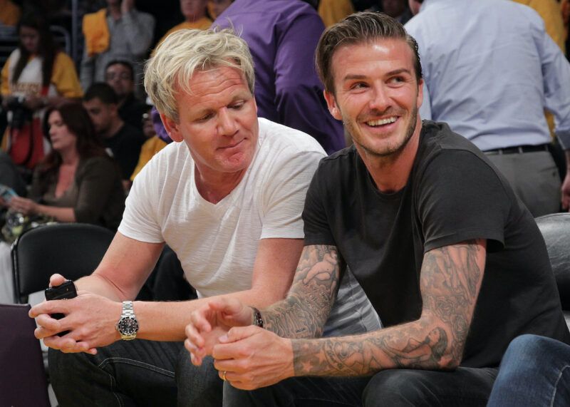 Gordon Ramsay y David Beckham sentados junto a la cancha en un partido de los Lakers en 2011