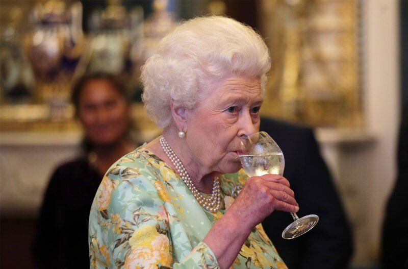 El cóctel favorito de la reina Isabel y por qué le dijeron que dejara de beberlo