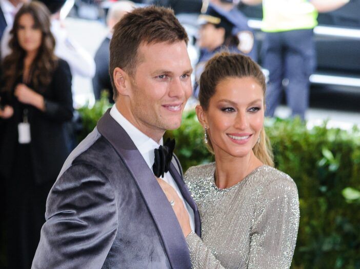 Tom Brady a la izquierda con un traje, Gisele Bündchen a la derecha con un vestido brillante.