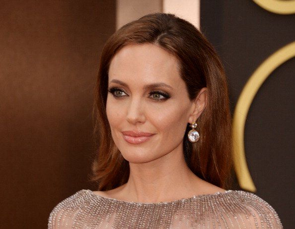 Angelina Jolie se niega a dejar que el diagnóstico de parálisis de Bell derrote su historia es inventada